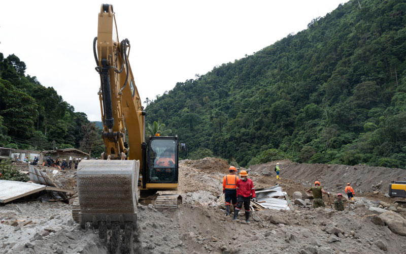 Baby girl survived 60 hours trapped in a landslide in the Philippines